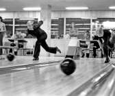 Tillkomsten av Tegnérhallen innebar också att ett antal nya sporter kunde introduceras i Säffle. En av dessa var bowling. Bilden är från bowlinghallen när den var nybyggd. 