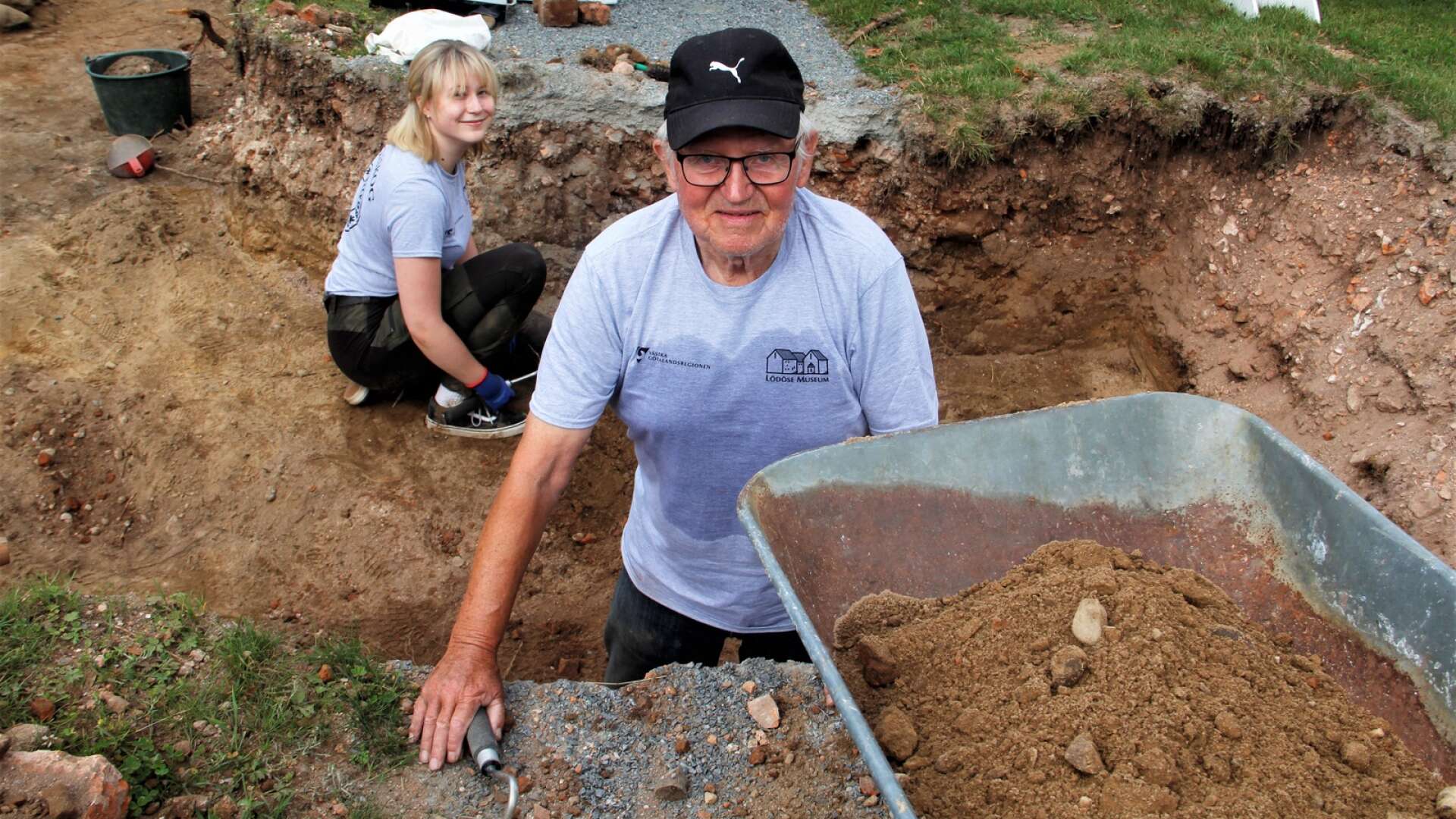 Sju arkeologer från Lödöse museum gräver tillsammans med fyra utvalda lokala volontärer. Torsten Fransson har inte missat någon av de utgrävningar som gjorts på platsen och var med redan som elvaåring. För Tyra Jansson är det premiär i år.