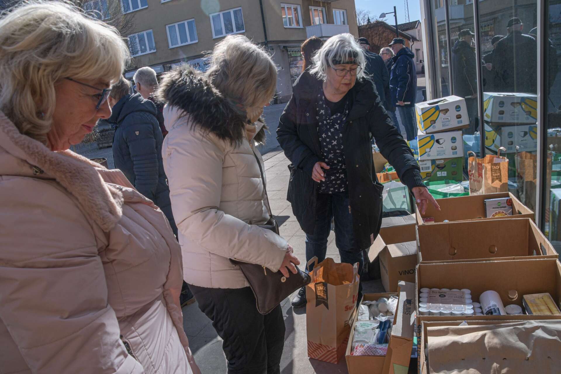 Representanter för alla partier i fullmäktige hjälptes åt att ta emot och sortera nödhjälp till Ukraina en torgdag i Töreboda.Berit Bergman (S), okänd och Wivi Thornell-Johansson (C) sorterar.