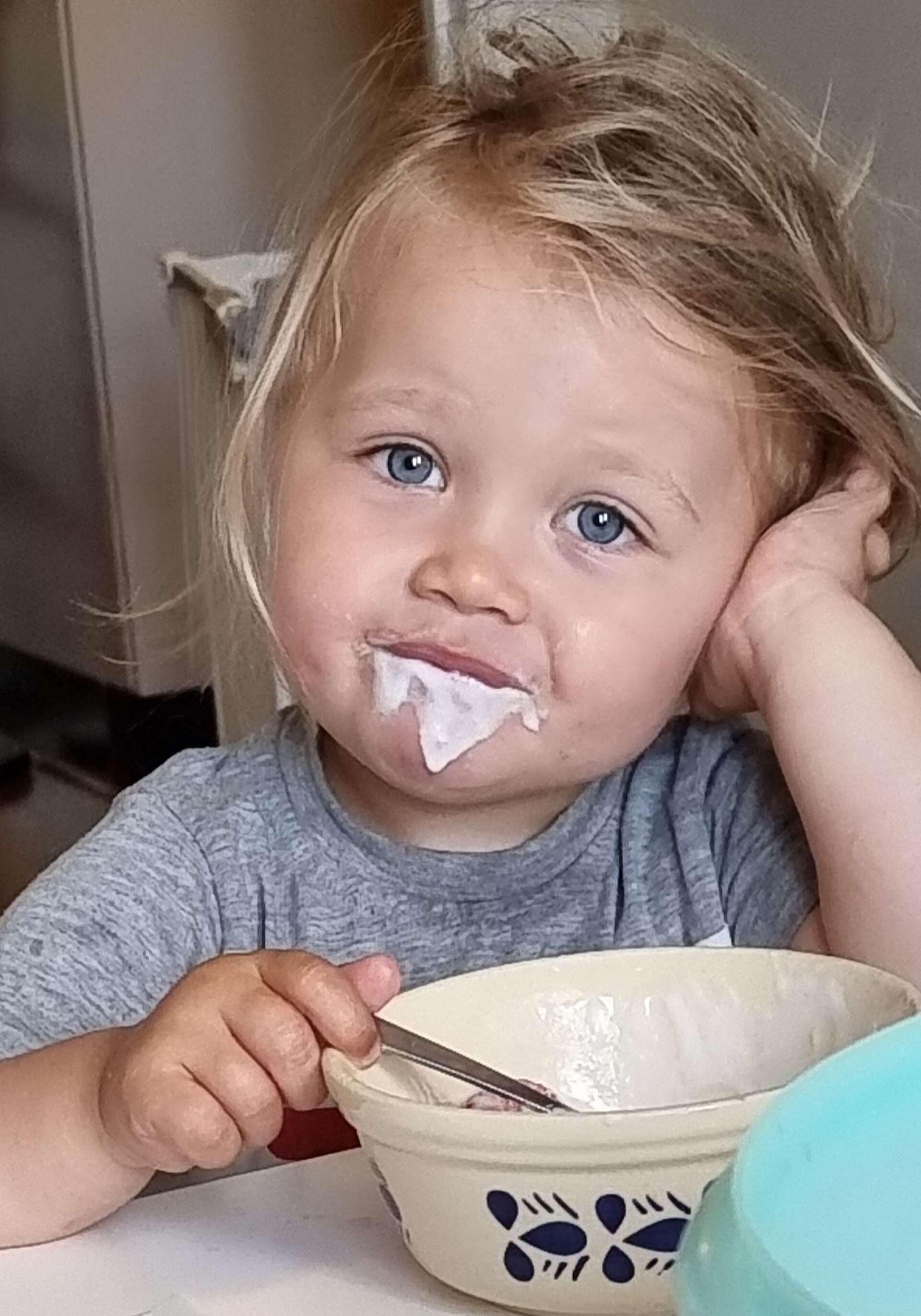 När det är sommar, då ska man äta mycket glass, tycker mitt söta barnbarn Lizen 2år.