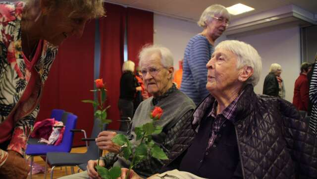Rolf Larsson och Mariana Kjönsberg tackades med rosor av Gunnel Lundmark för deras medverkan i filmerna.