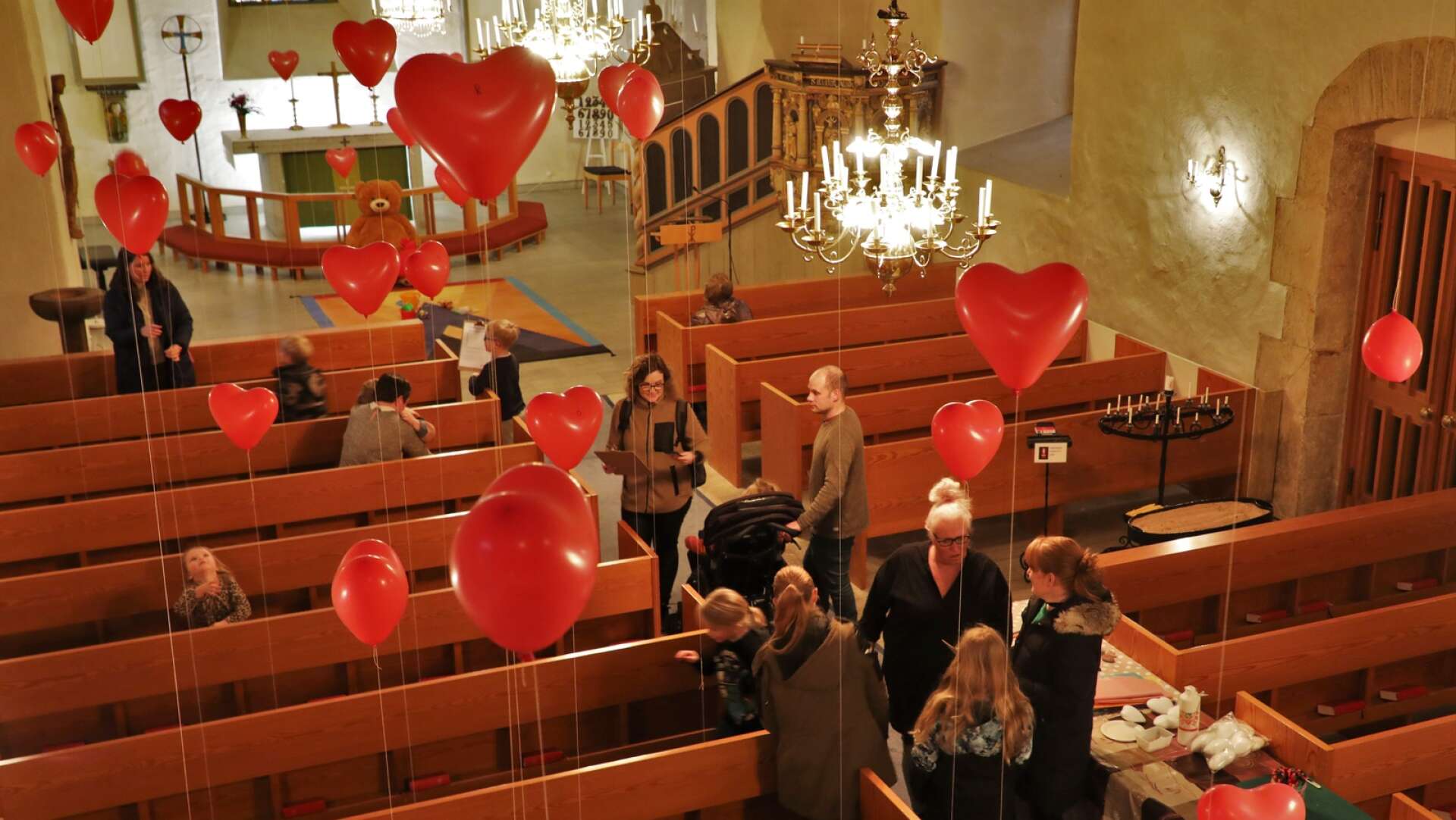 Kyrkans tak var fyllt av ballonghjärtan.