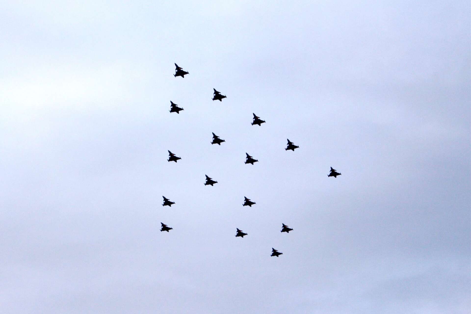 Den 13 december ska man lyfta blicken mot skyn, då sker nämligen formationsflygning med Jas 39 Gripen.
