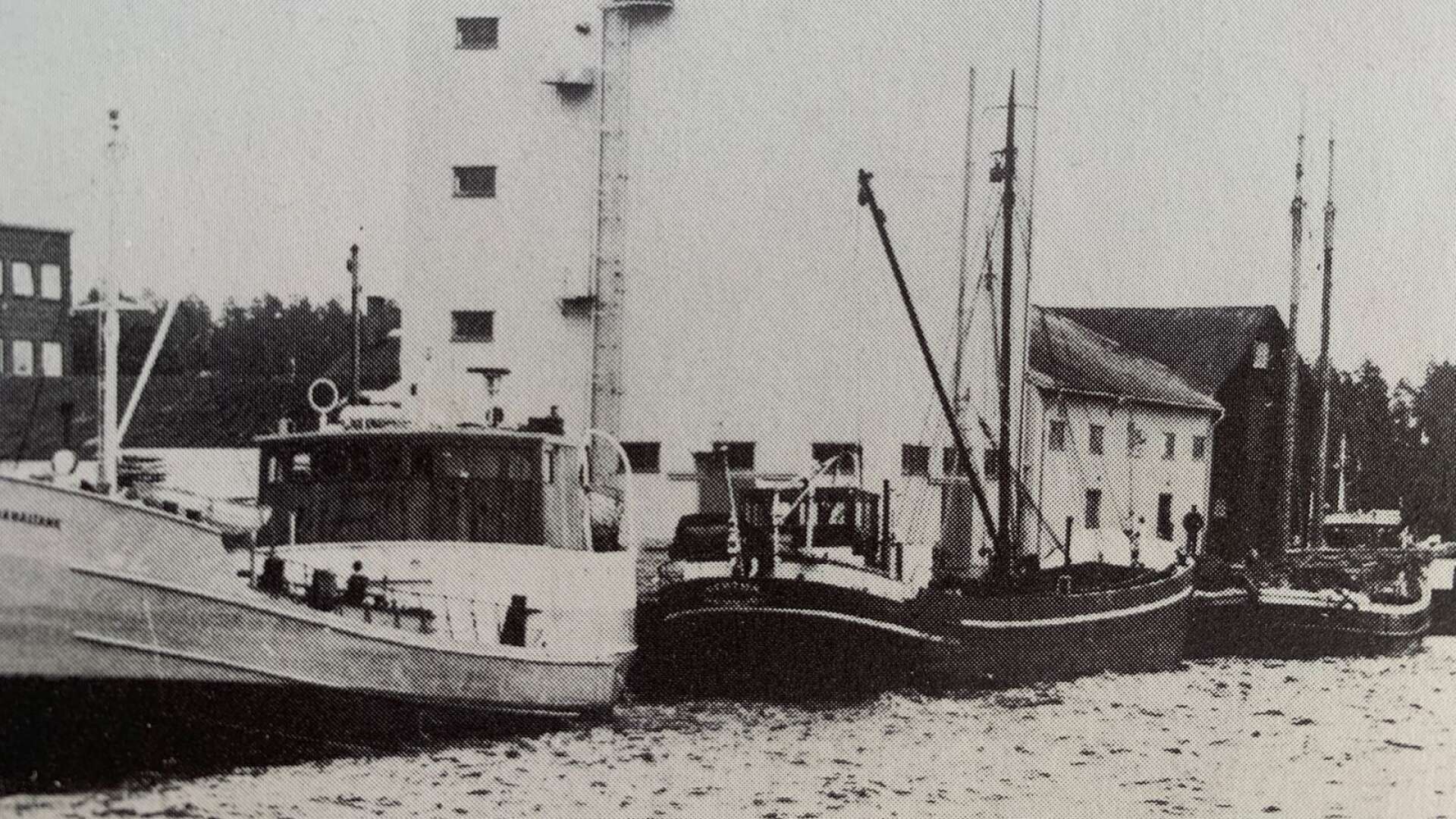 Fem båtar ligger samtidigt vid kajen nedanför Centralföreningens
 imponerande byggnad. Båtarna heter Kanaltank, Bertha, Sofia,
 Forsvik och Tankö. Året är 1966.
