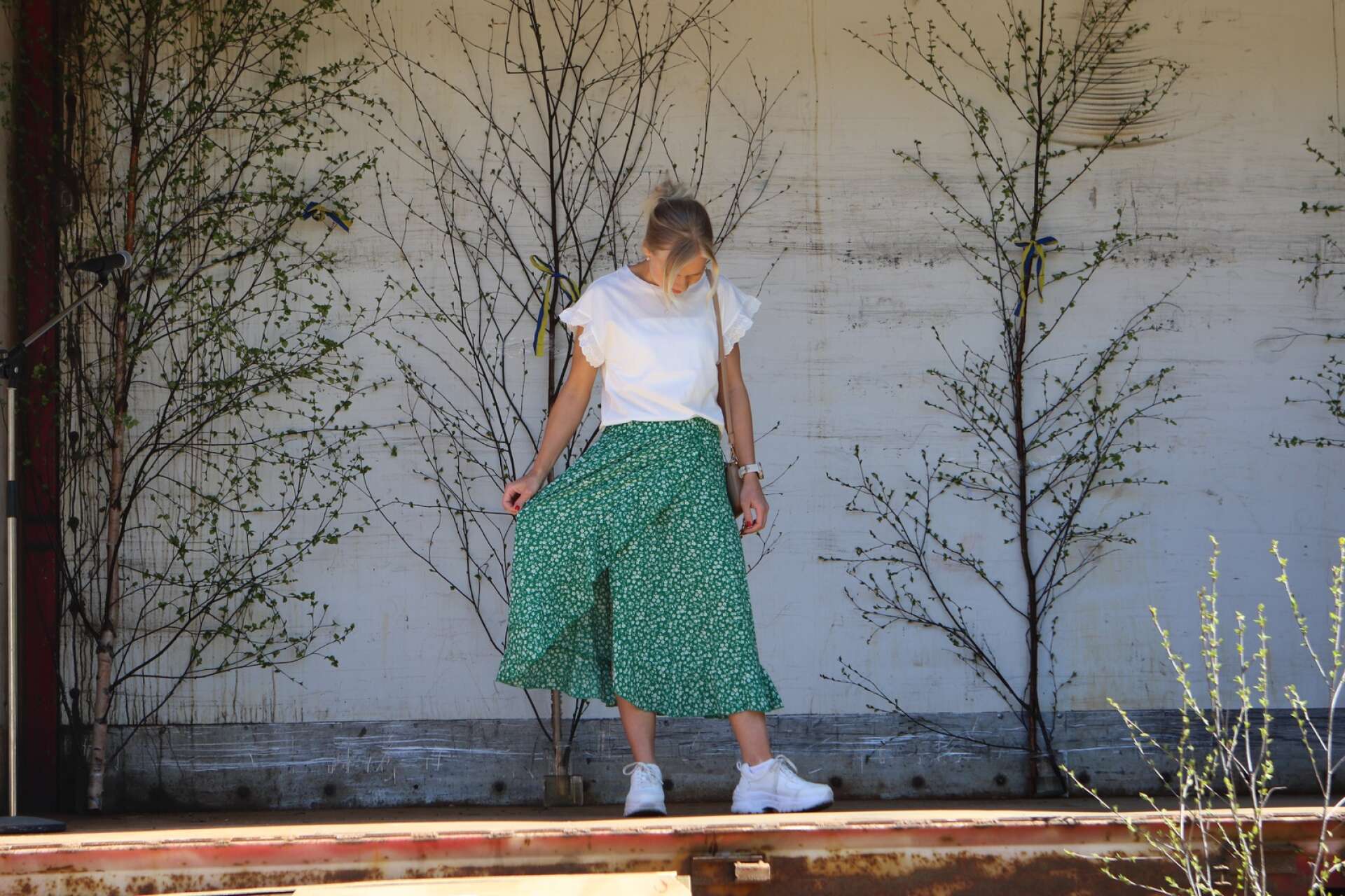 Julia Andersson visar en grön kjol.