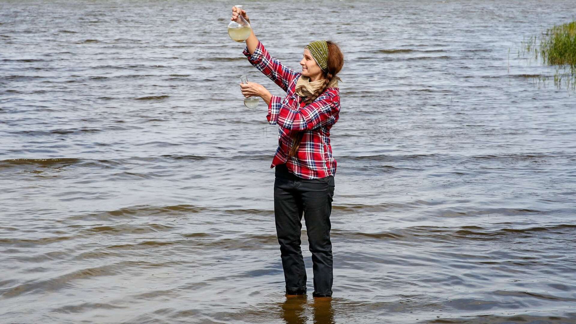 Jeanette Schäring hämtar vatten i Vänern som ska bli konst. Hon vill ha ditt vatten också.