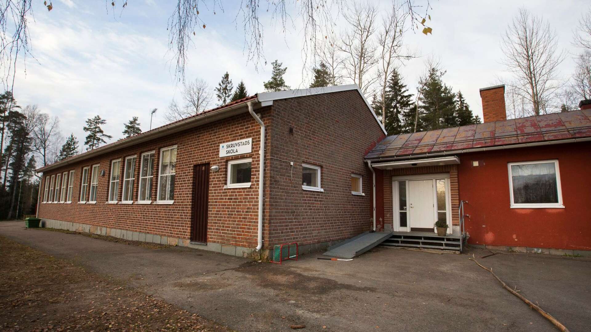 Skruvstads skola föreslås vara kvar i kommunal regi året ut.