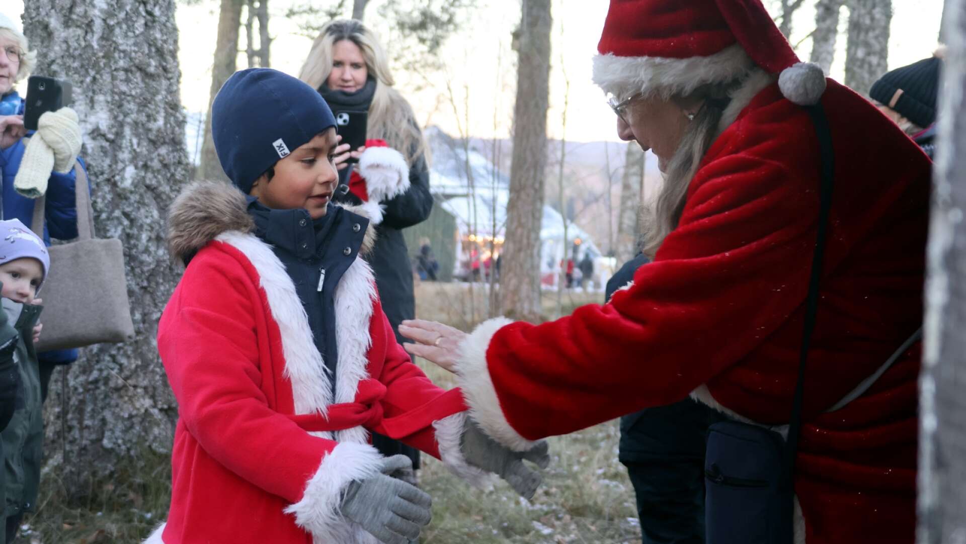 Julmarknad i Folkparken Valhall. Många barn skrev önskelista till tomten Ann-Katrin Eliasson i utbyte mot en påse godis.