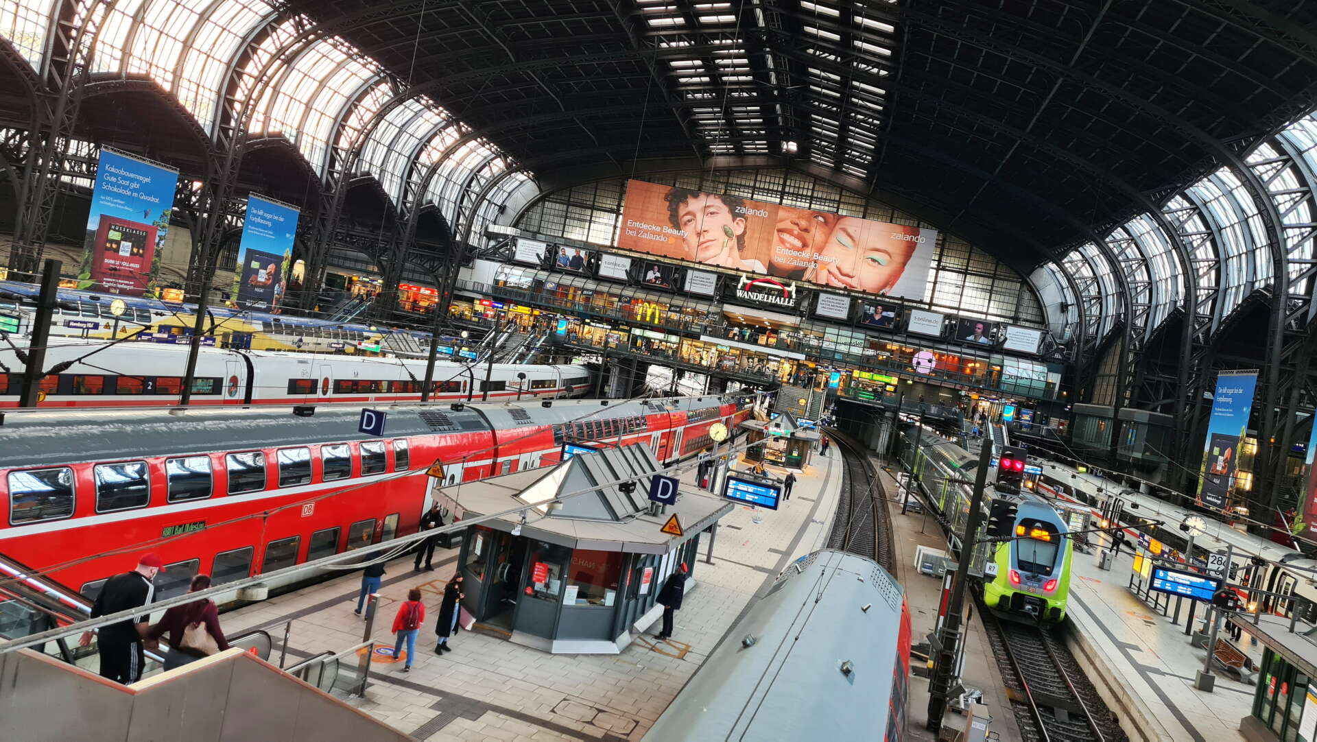Hamburg Hauptbahnhof – hit finns det numera två nattåg från Stockholm och flera dagtåg från Köpenhamn.
