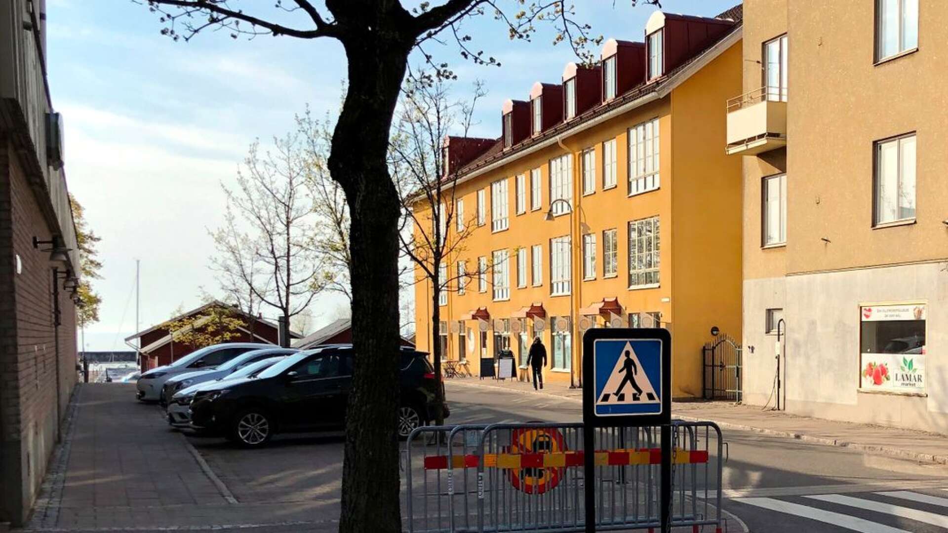 Förre stadsarkitekten P-G Ylander förfasas över förändringen av parkeringen utmed Systembolagets gavel på Magasinsgatan.