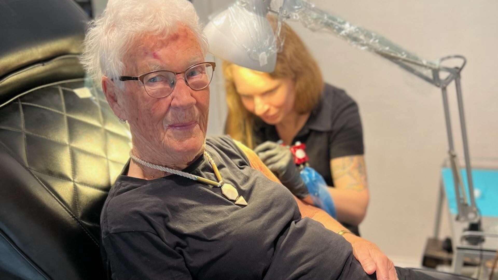 87-åriga Ingabritt gjorde succé hos tatueraren. ”Jag hade ju föreställt mig att det skulle vara någon hemsk karl, men det var en gullig och go tjej.”
