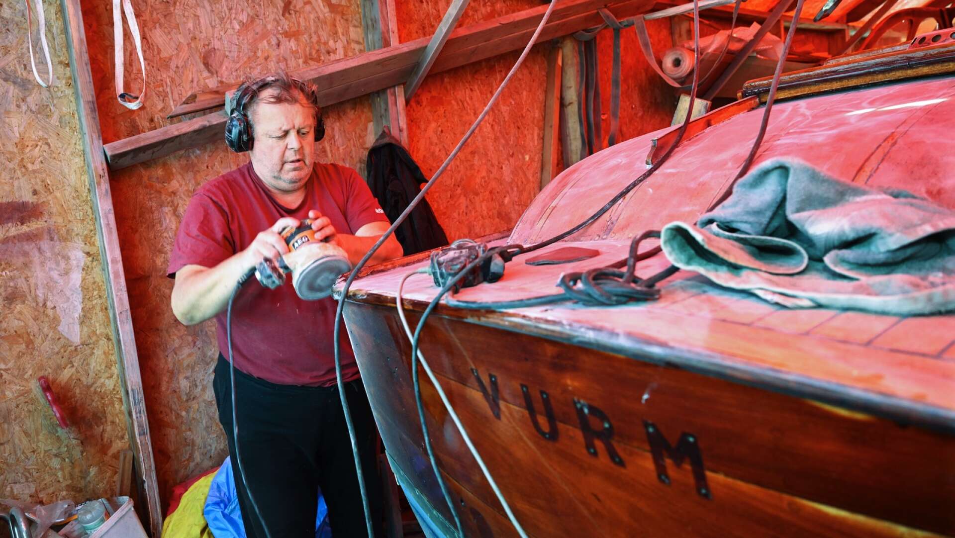 Bengt Olovsson som driver Roffes i Viken är inte bara en ypperlig husmanskostkock, utan även en stor båtentusiast. Just nu får sig pärlan ”Vurm” en rejäl översyn inför säsongen.