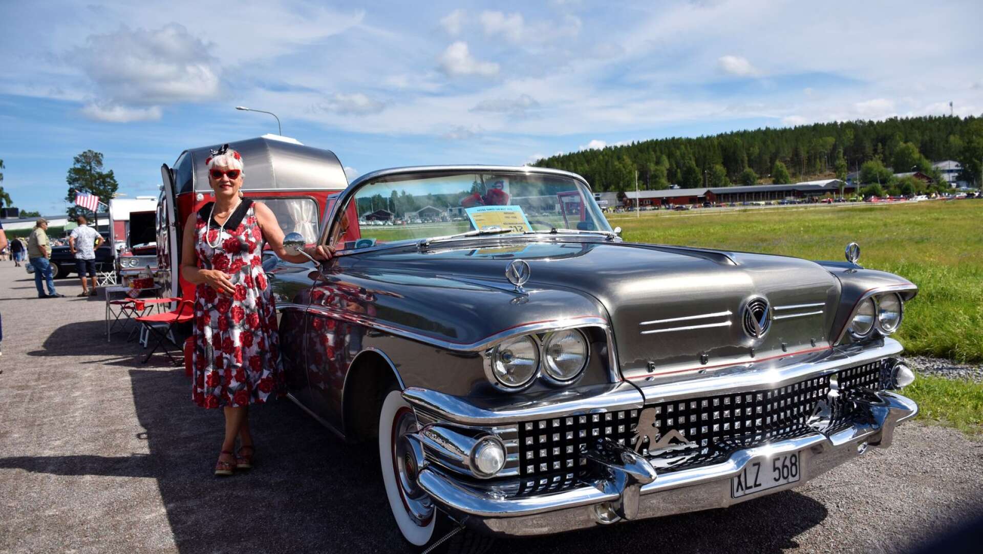 Madeleine Karlsson Svensk från Sunne syns ofta till på olika bilträffar och utställningar.  Här visar hon upp en Buick Roadmaster från 1958. 