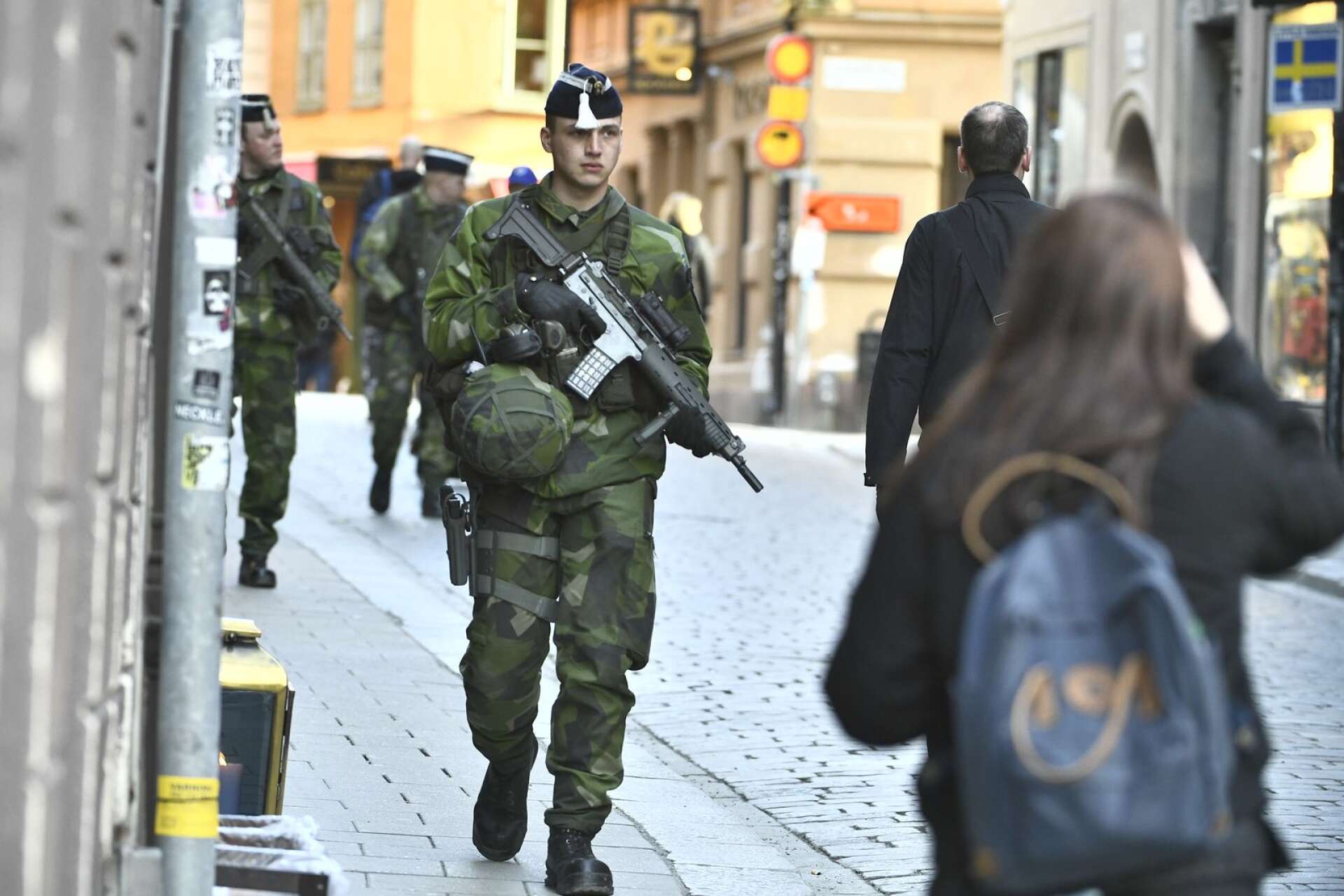 Soldater ur livgardet patrullerar i Gamla stan efter terrorattacken i Stockholm 2017.