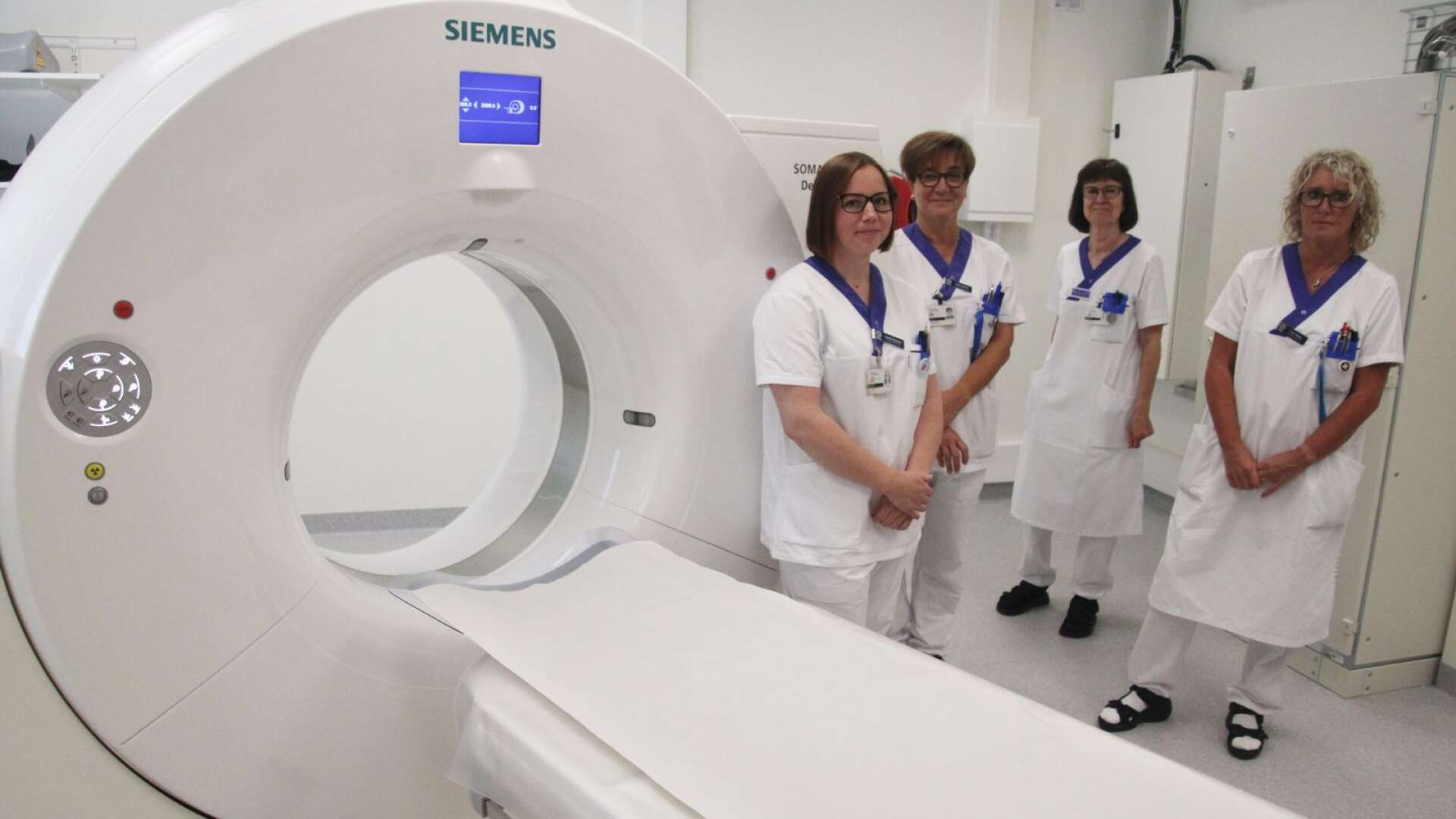 Camilla Andersen, Carina Jansson, Sonja Runström och Ammi Widing är glada åt att en ny datortomograf installerats på röntgenavdelningen i Säffle vårdcentral där de arbetar.