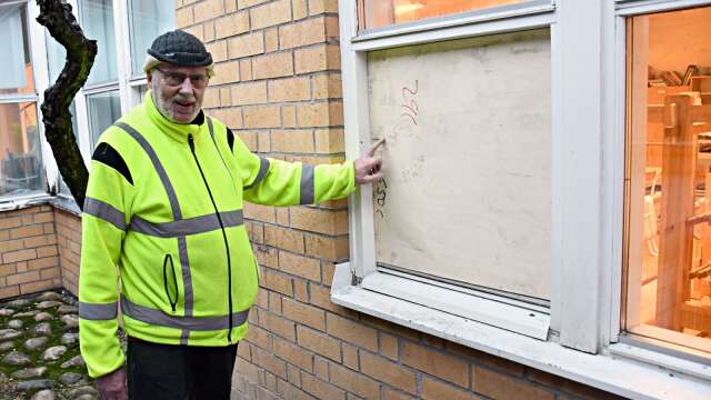 James Montgomery, ordförande i Åmbergsskolans allaktivitetsförening, vid fönstret där tjuvarna tog sig in.