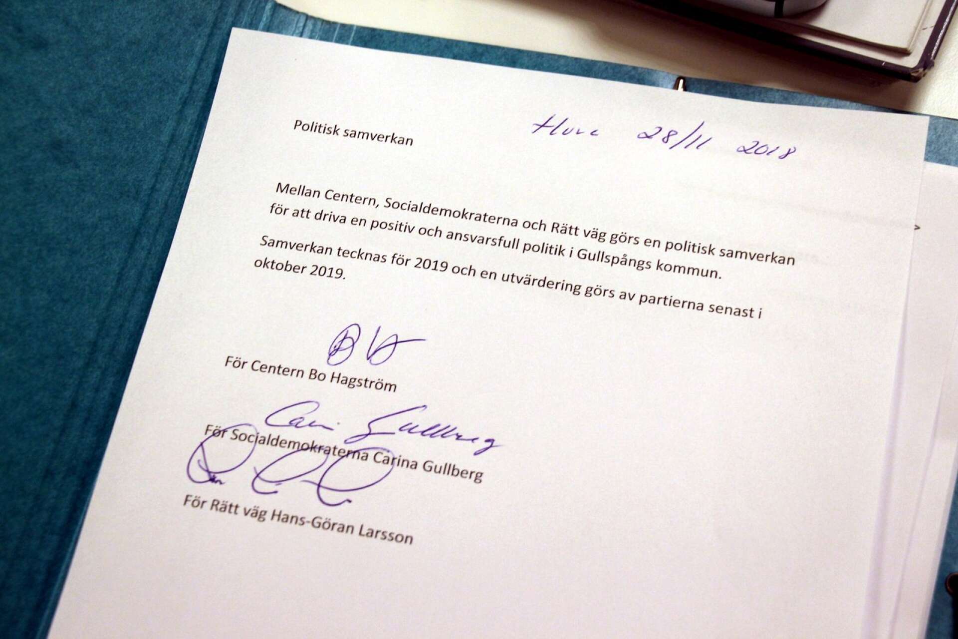 Dokument om samverkan mellan partierna, underskrivet av Carina Gullberg (S), Bo Hagström (C) och Hans-Göran Larsson (RV. 
