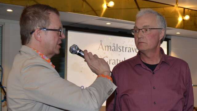 Tränaren Mats Pettersson intervjuas av konferencieren Fredrik Bengtsson på Åmålstravets travgala.