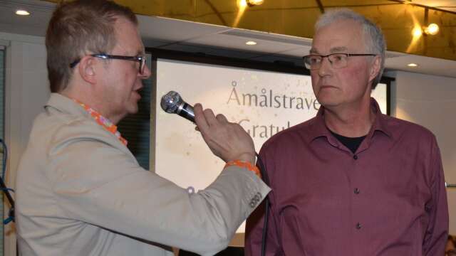 Moas Heja Mera har inlett året starkt med två andrapris. Här intervjuas tränaren Mats Pettersson av Fredrik Bengtsson på årets travgala på Åmålstravet.