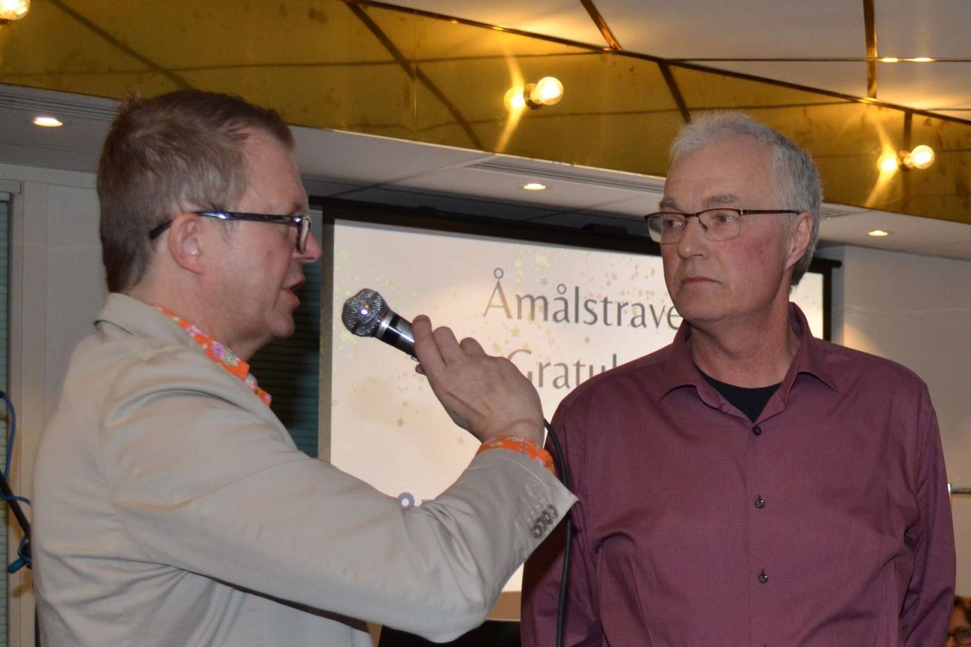 Tränaren Mats Pettersson intervjuas av konferencieren Fredrik Bengtsson på Åmålstravets travgala.