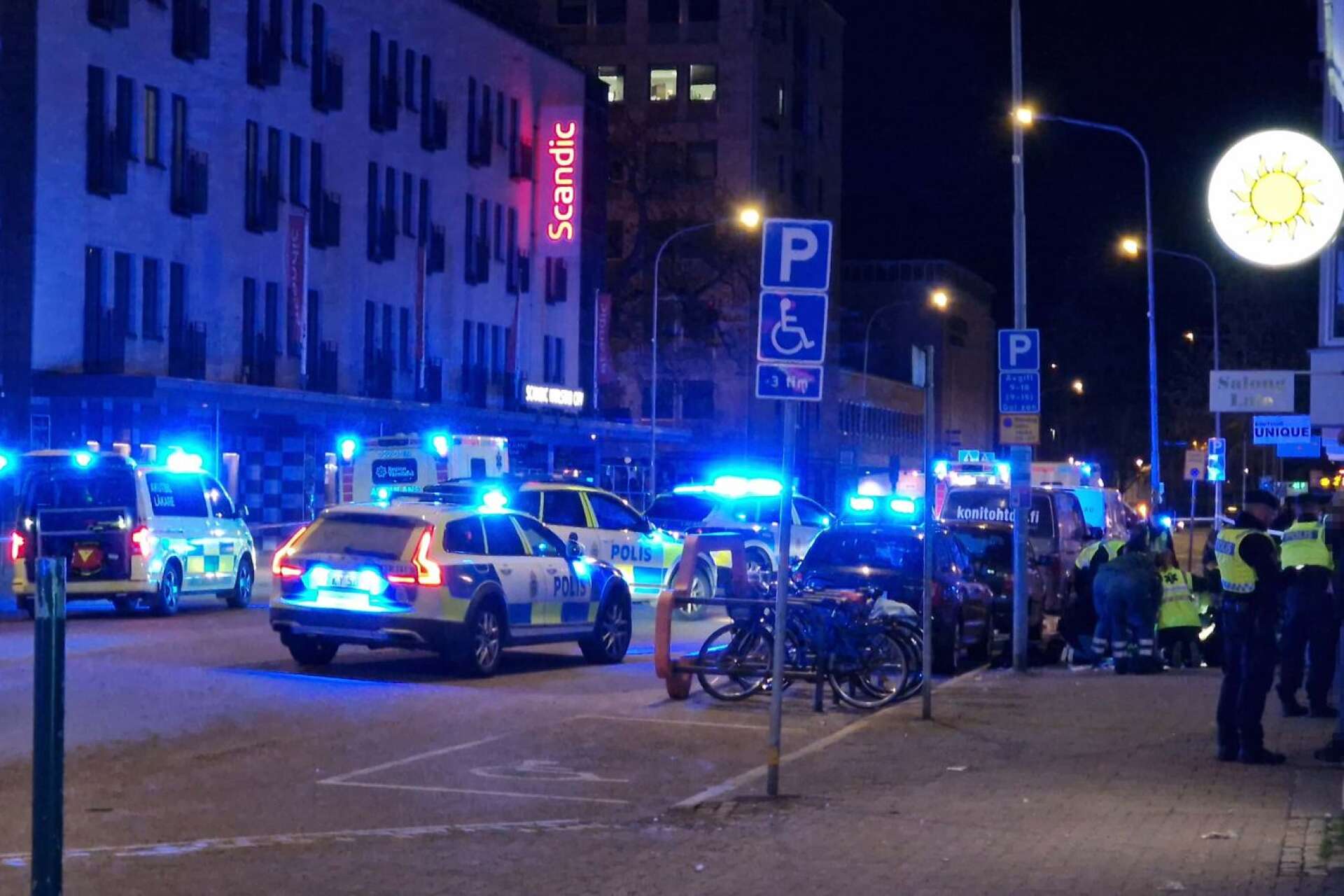 Flera polispatruller och ambulanser på plats vid Drottninggatan i Karlstad.