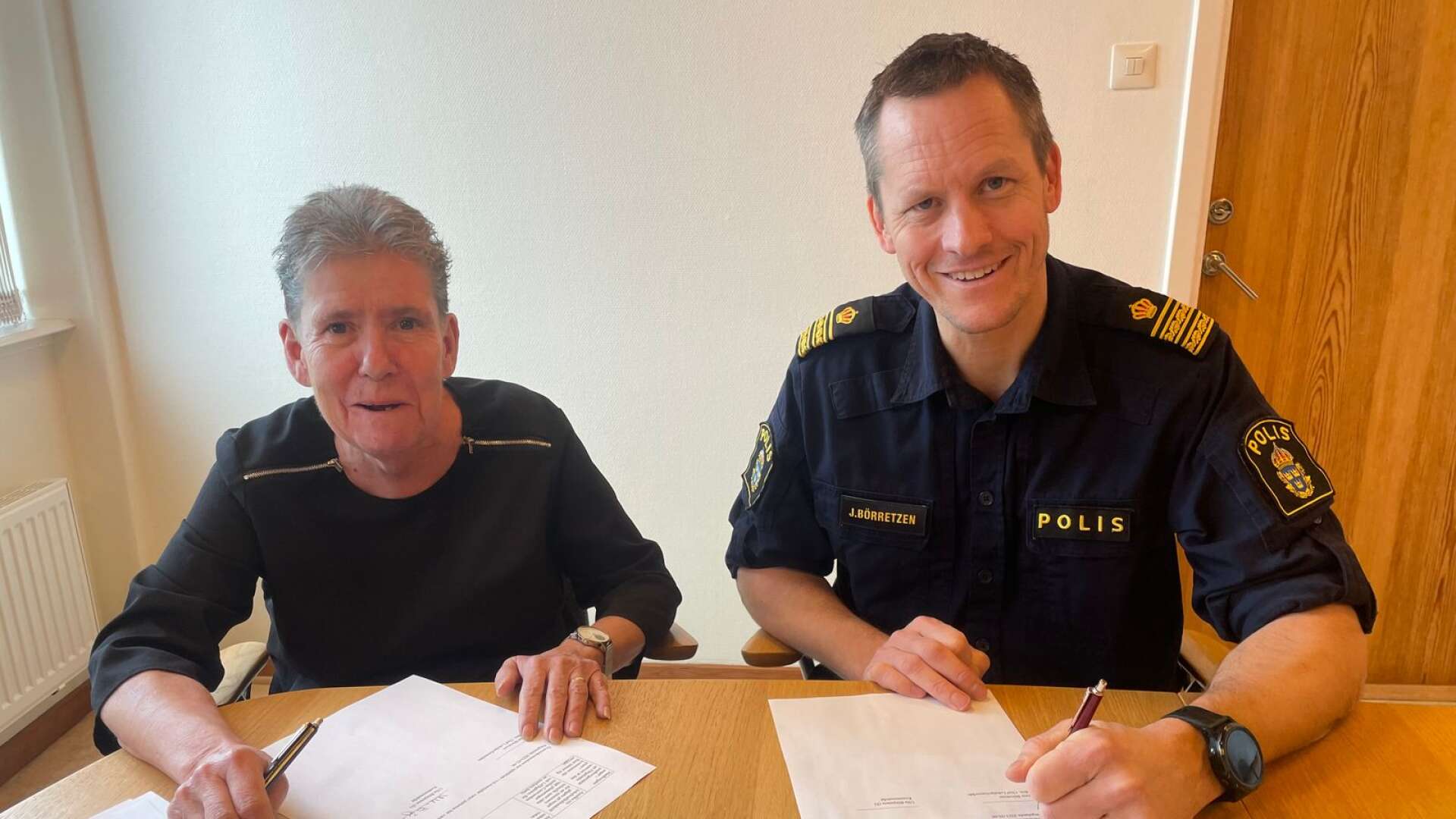Kommunalrådet Ulla Börjesson och biträdande lokalpolisområdeschef Jens Börretzen undertecknade löftet.
