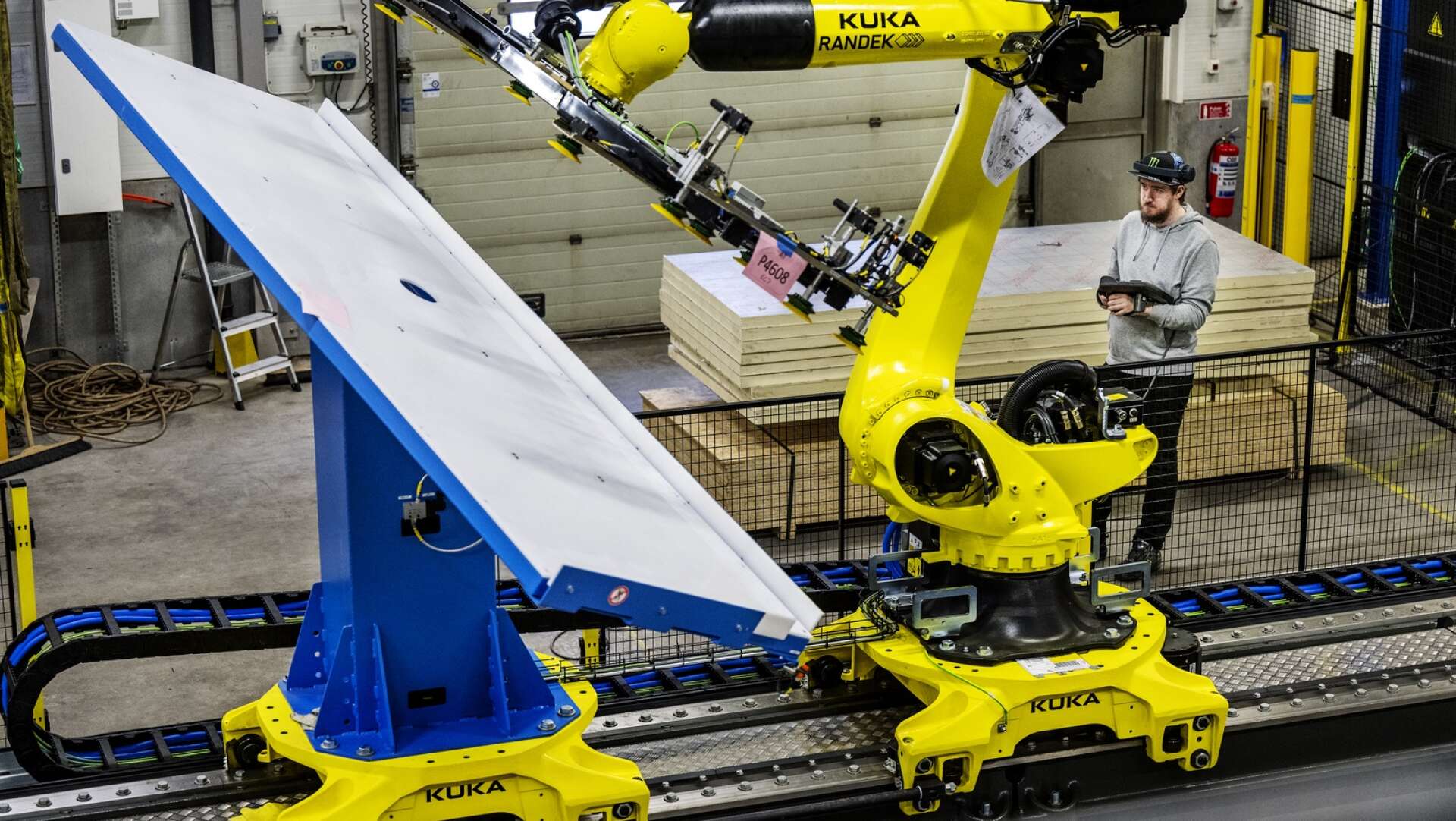 Randek i Arvika tillverkar robotsystem, mestadels helhetslösningar för prefabricerad hustillverkning. Alex Winberg, automationsingenjör och robotprogrammerare, förbereder roboten så att skivorna till elementväggarna ska hamna rätt.