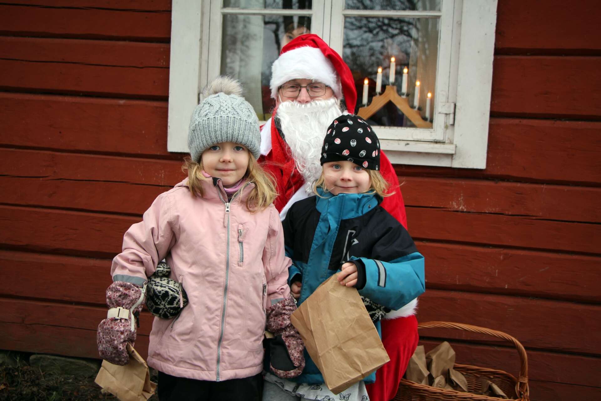 Kusinerna Juni-Gill Hesselgren och Vidar Gill fick hälsa på Tomten och fick en tidig liten julklapp i form av en godispåse.
