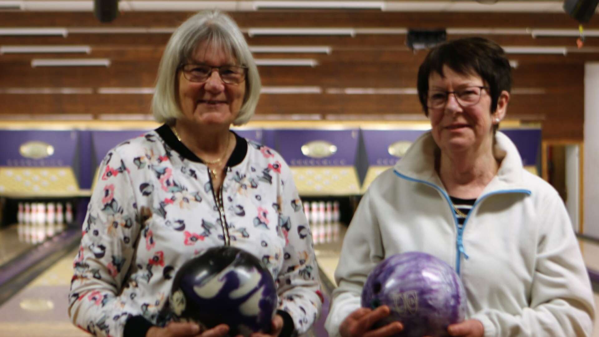 Eva-Lotte Axelsson och Mona Jönsson har varit med i bowlingklubben Filippa sedan den startades 1977. 
