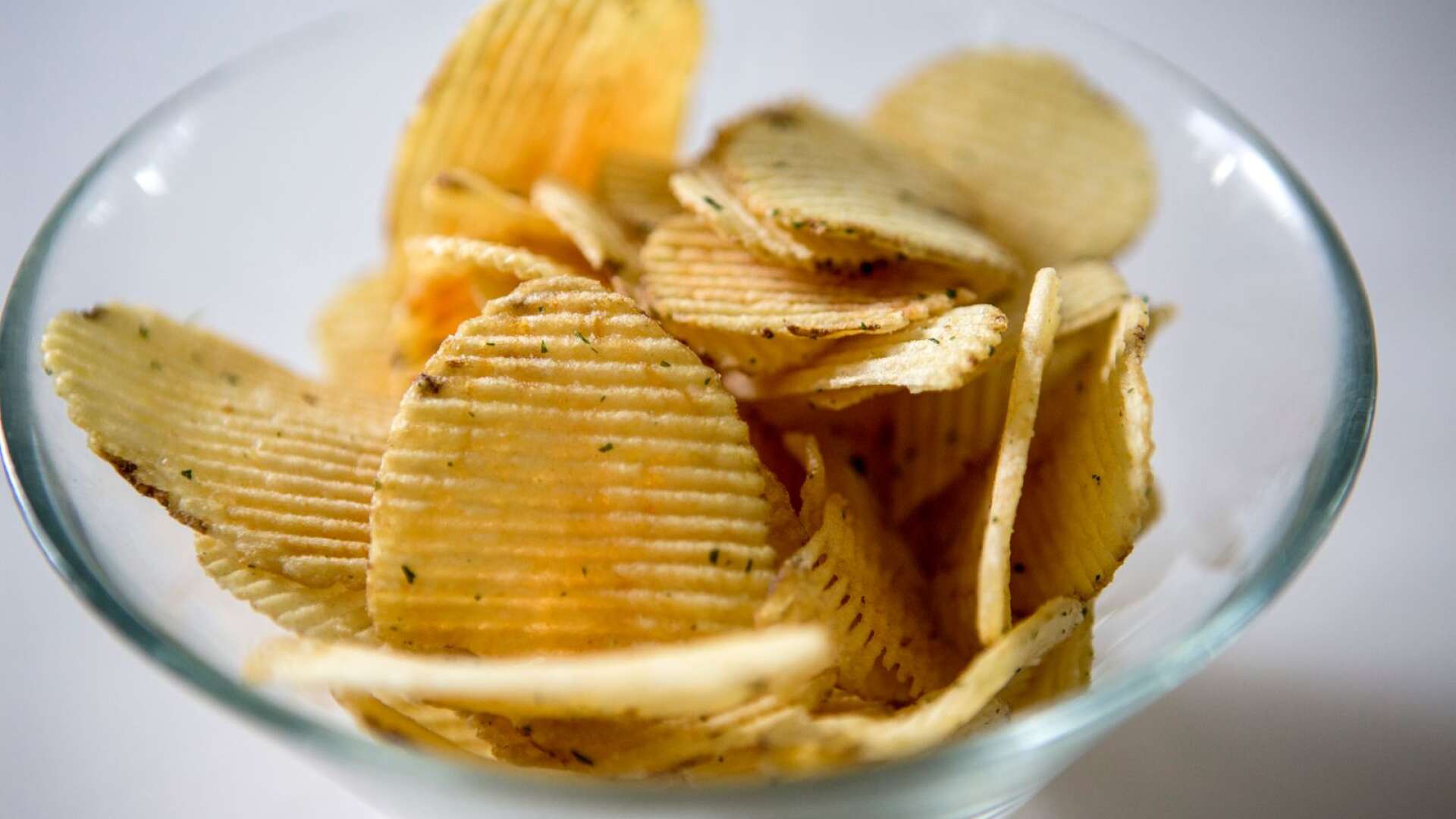 Det ska tydligen finnas en ansenlig mängd potatis som väntar på att bli chips, men det saknas solrosolja att fritera dem i, skriver Byrån.
