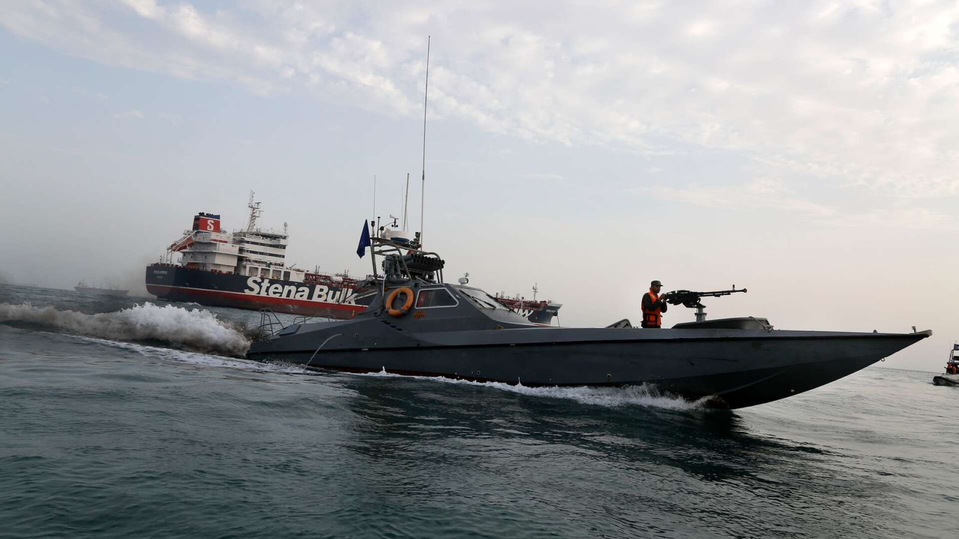 En snabb motorbåt från det iranska revolutionsgardet åker runt svenskägda Stena Impero.