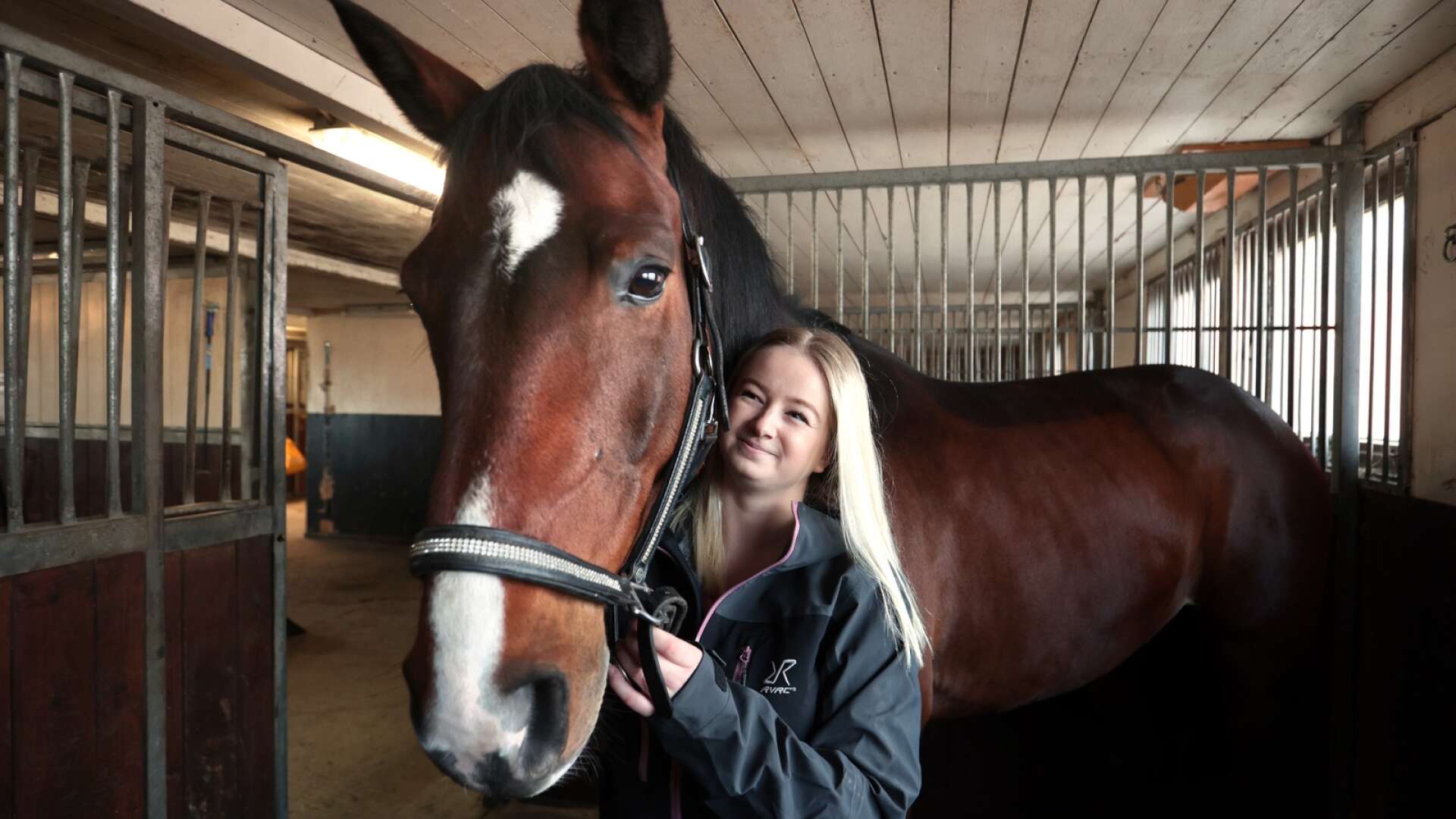 ”En bra dag åker jag till stallet och pussar lite på hästarna och sen åker jag hem”, säger Sara Björklund som inte längre kan rida efter att hon blev sjuk.