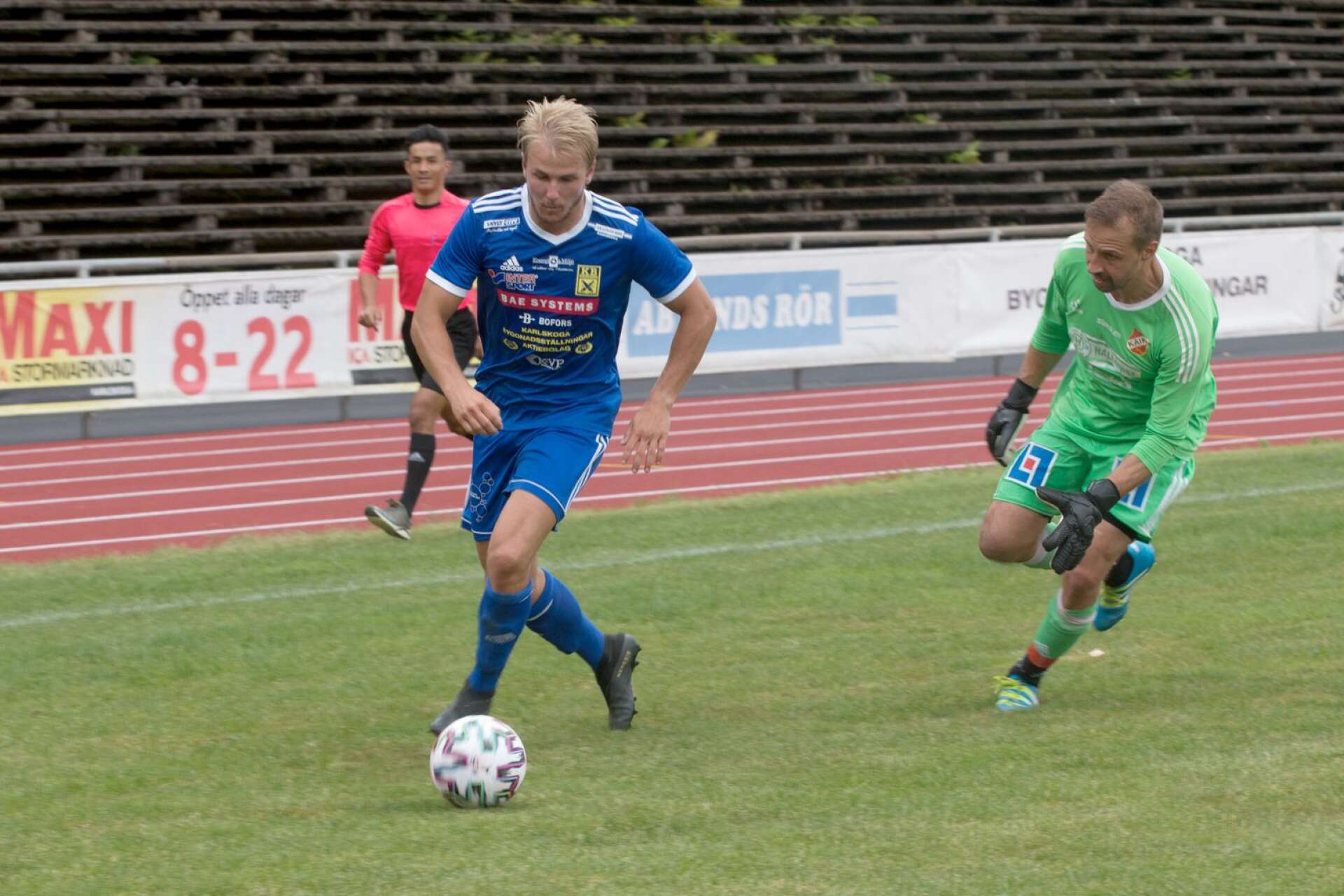Marcus Hedlund rundar Kils målvakt och spelar fram till KB:s tredje mål.