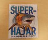 Superhajar och andra djur i djupet av Derek Harvey. Det är jättestort med hajar, dinosaurier och stora djur. Böckerna är tacksamma, både för de som läser själva och för de som läser tillsammans med vuxen. Det är många fina bilder och färger och passar många. Ett säkert kort!