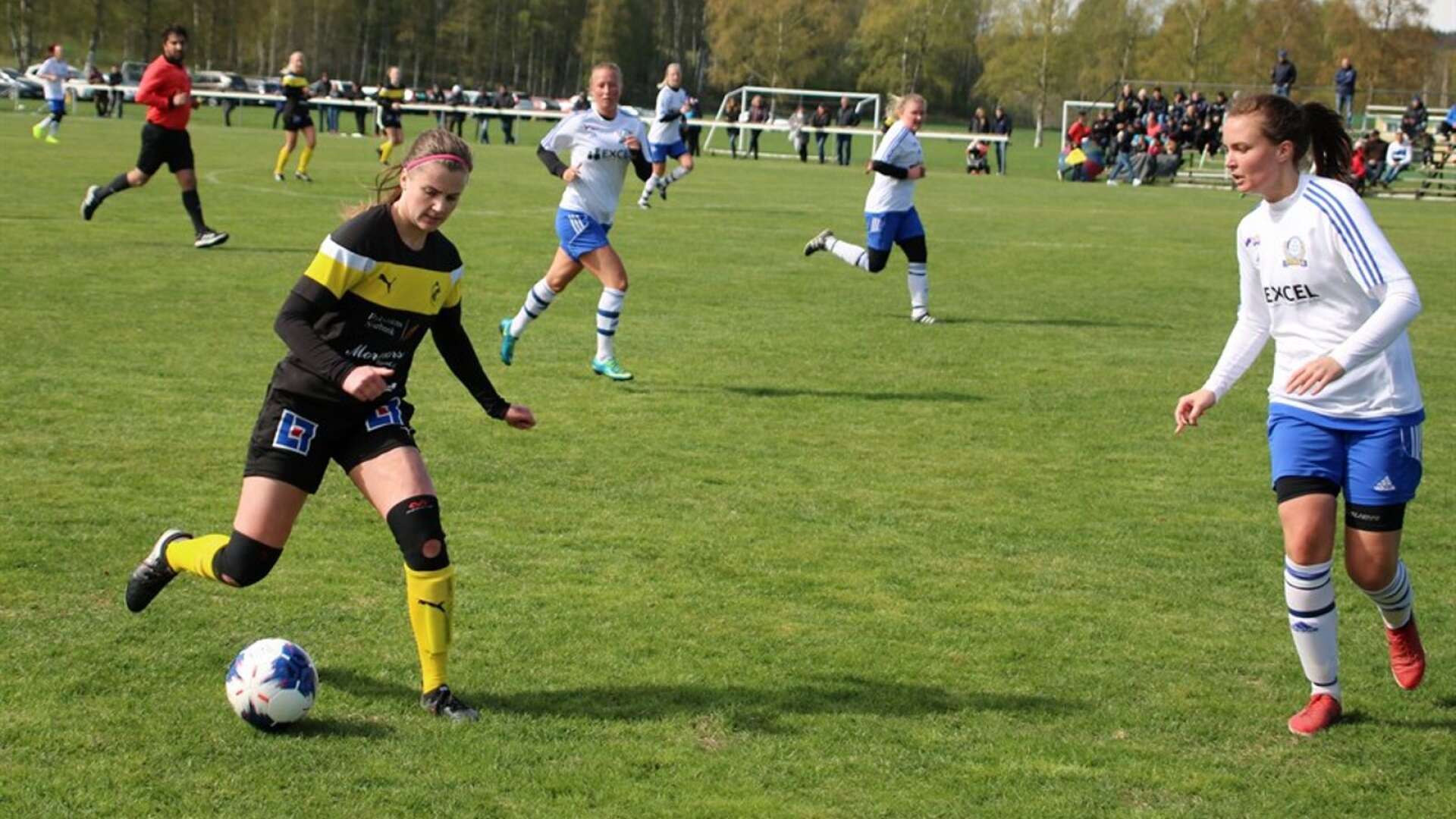 Alina Miller prickade in fem mål när Lysvik krossade Leksand med 12–0.