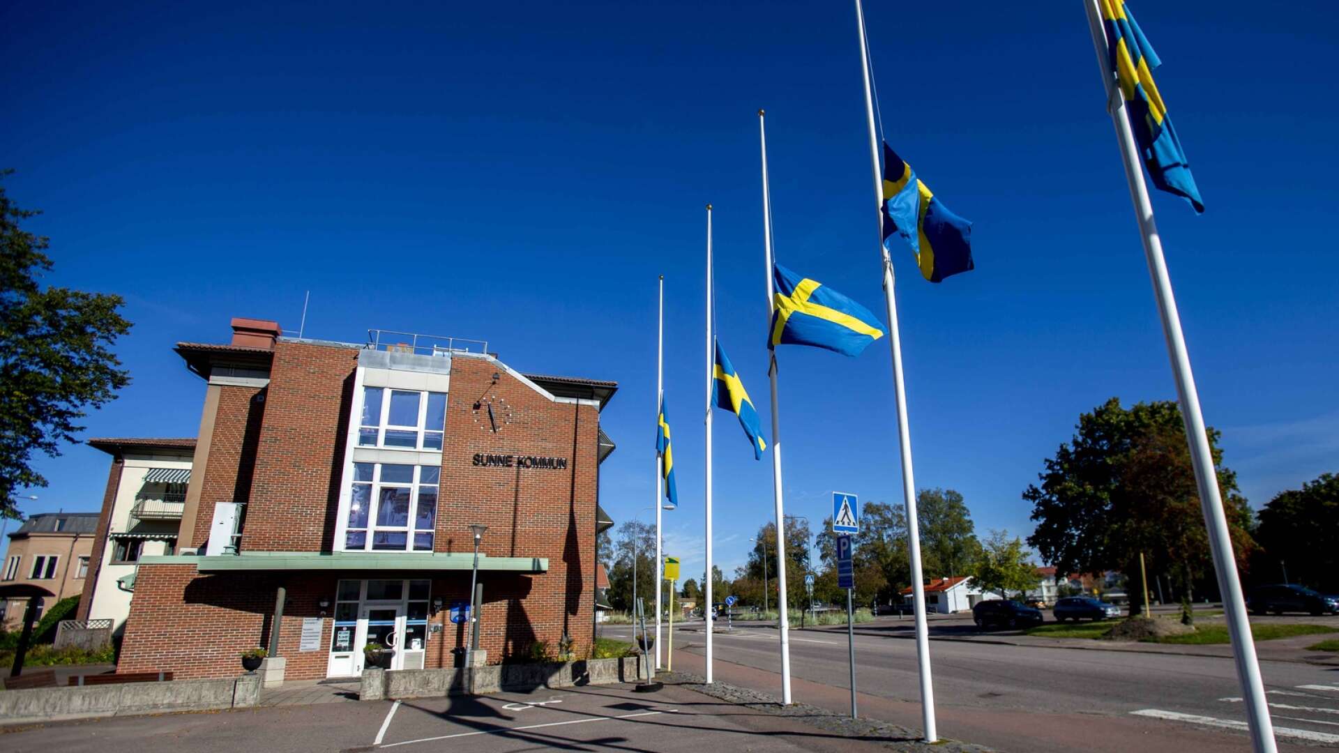 Under måndagen hade flaggorna utanför kommunhuset hissats på halv stång.