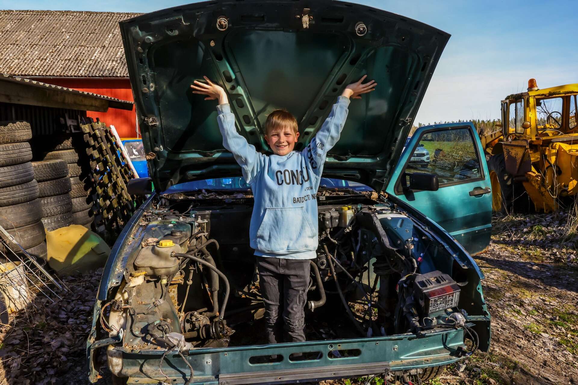 Tioårige Wiggo Granqvist Nordström är i full gång att bygga om sin första bil. Snart ska den rulla på folkracebanorna. 