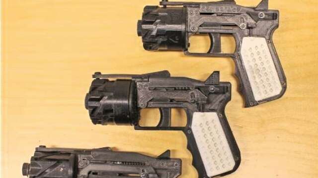 De 3D-printade pistolerna som påträffades i en källare i Örebro.