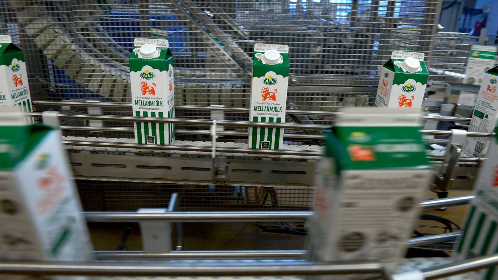Mjölken är nu packad i en plastlaminerad kartong. Den används bara en gång. Sedan hamnar den antingen i restavfallet eller sorteras som pappersförpackning, skriver Gottfried Klein.