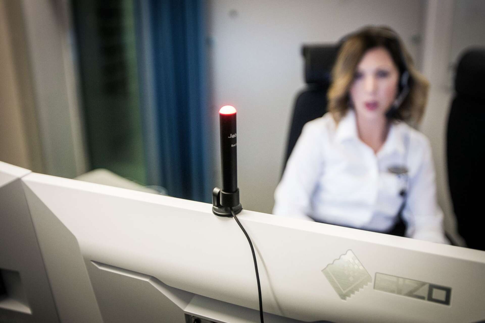 När Malin Stolt är upptagen i ett samtal lyser en lampa på hennes dator rött.