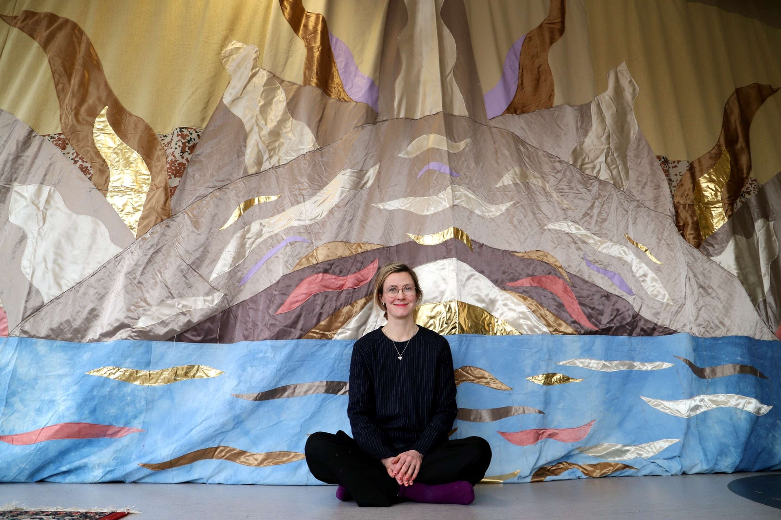 Textilkonstnären Åsa Normans åtta gånger åtta meter stora textila soluppgång har visats på Kolonin i en utställning som avslutades den gångna helgen, men hon jobbar vidare. Här har hon sin arbetsplats. 