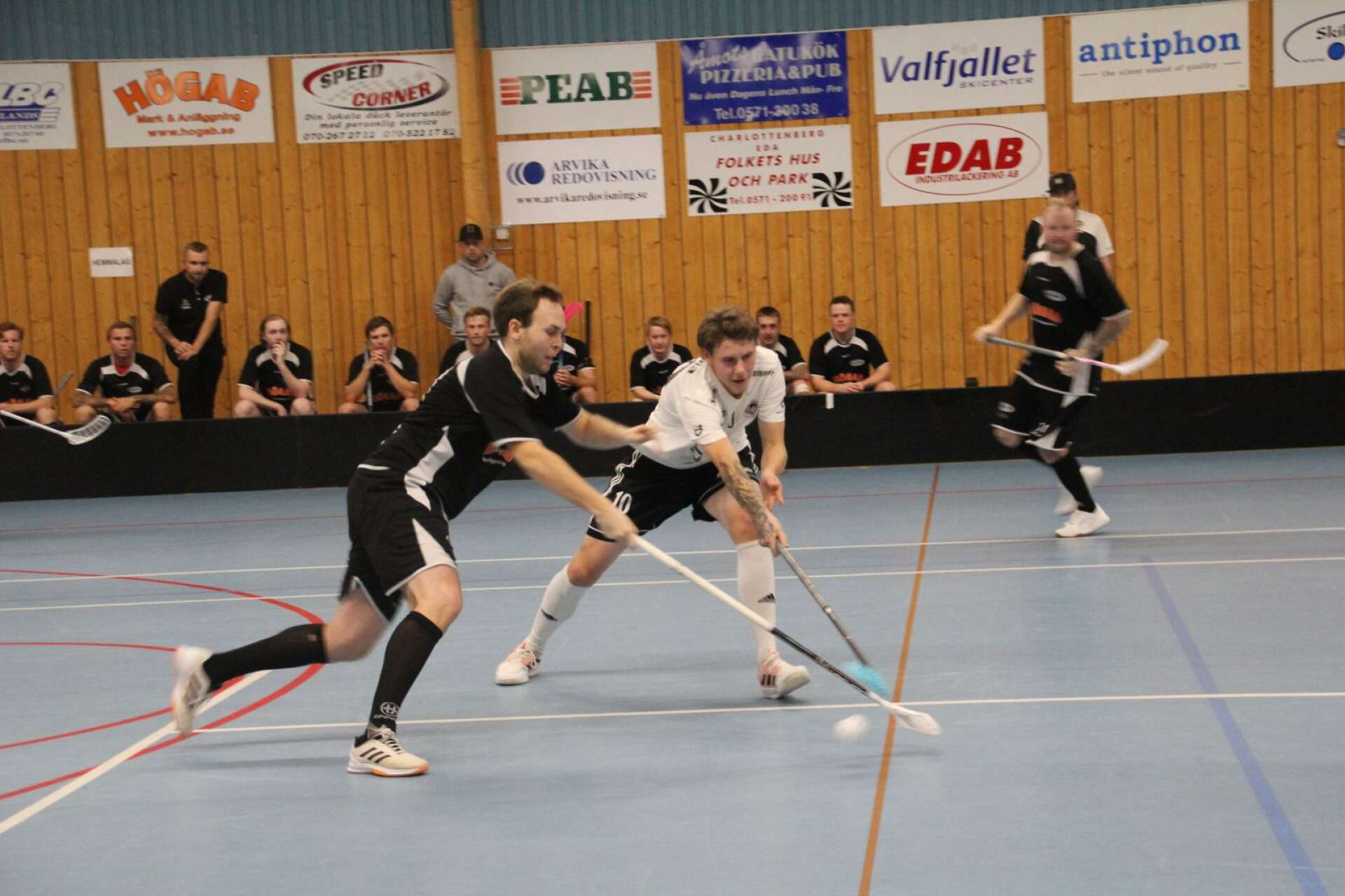 Åmotfors Oskar Adolfsson och Arvikas Jimmie Peeters i tuff kamp om bollen.