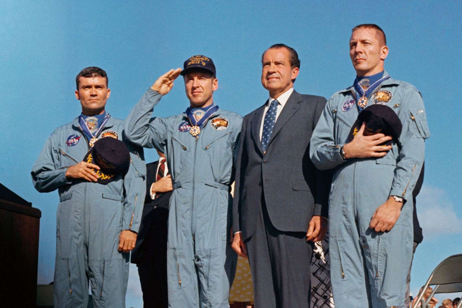 President Nixon delade ut frihetsmedaljen till Fred Haise, Jim Lovell och Jack Swigert.