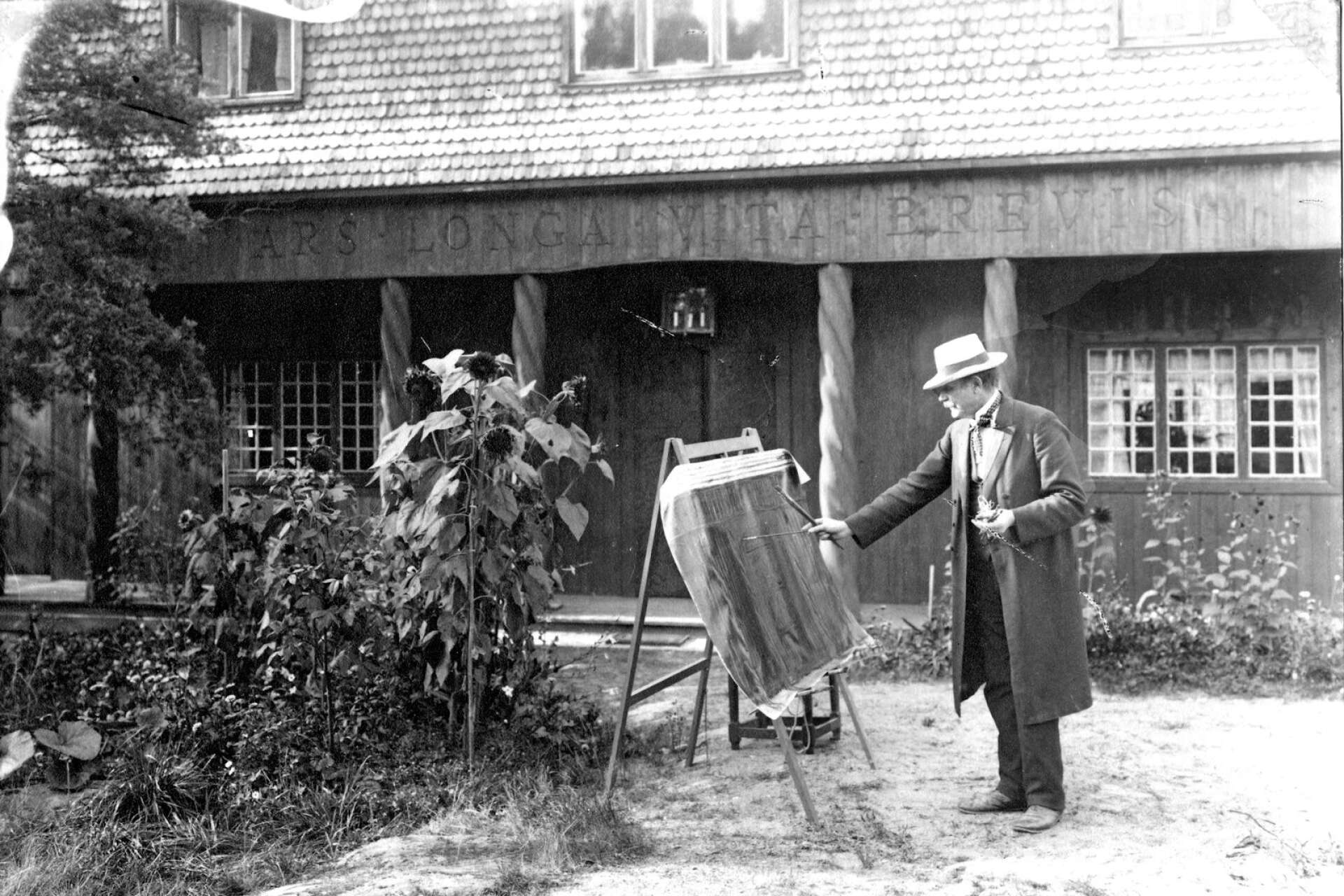 Otto Hesselbom fick 1905 en tomt till skänks på Sifhällaåsen. Där byggde han det hus som han på bilden står framför och målar. Som konstnär hade han fått ett genombrott även internationellt. Han bodde på Sifhällaåsen till sin död 1913.