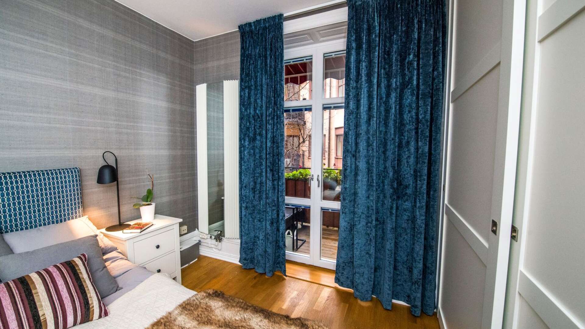 Ett hushåll skulle kunna spara 4 200 kronor per år bara genom att använda gardiner och persienner, vill Svenska solskyddsförbundet uppmärksamma.