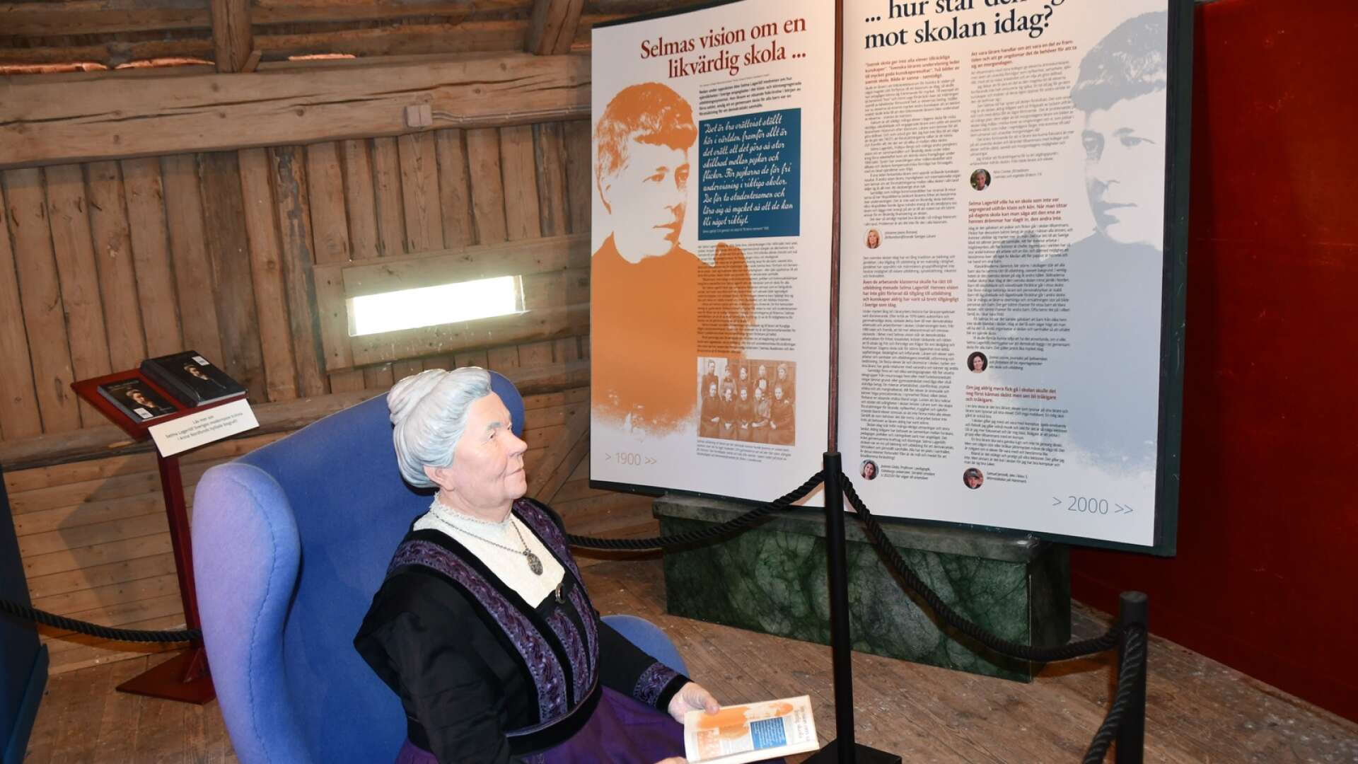 När Lärarstiftelsen nu donerar utställningen till Mårbackastiftelsen har den kompletterats med berättelsen om Selma Lagerlöfs roll och engagemang i kampen för en gemensam likvärdig skola för alla barn.