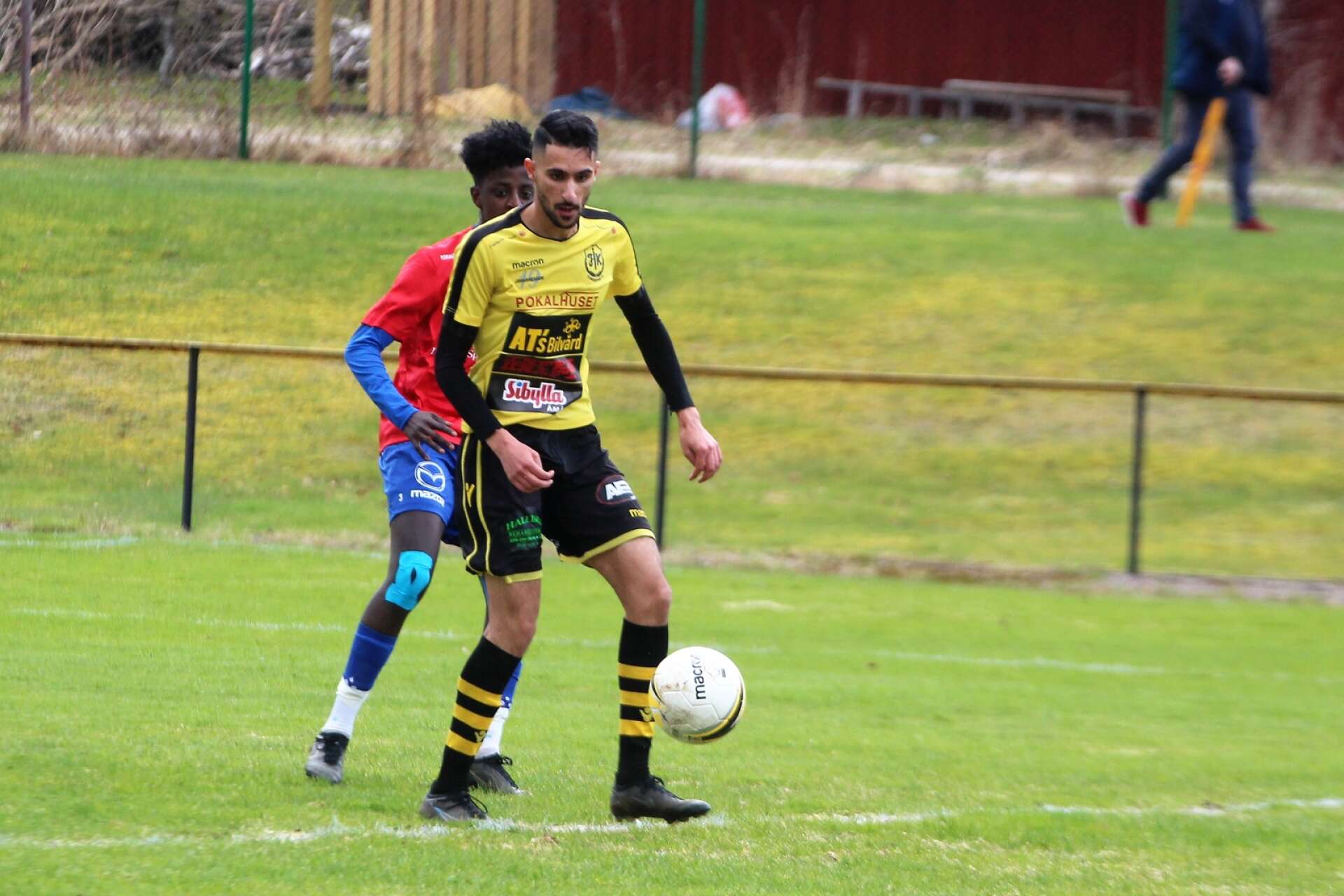 Ali Jassim svarade för det snygga 2–2-målet. Här syns han i en duell med Tösses Abdiasis Elmi Muhumed i ryggen i premiären.
