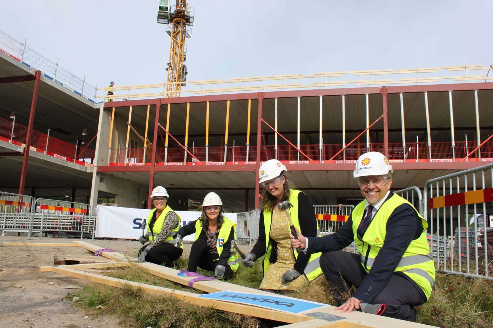 Första spikslaget för bygget av nya Fredricelund är gjort av regionrådet Eva Julin Dombrowe (L) och kommunpolitikerna Johanna Larsson (M), Monika Bubholz (MP) och Niklas Wikström (L).