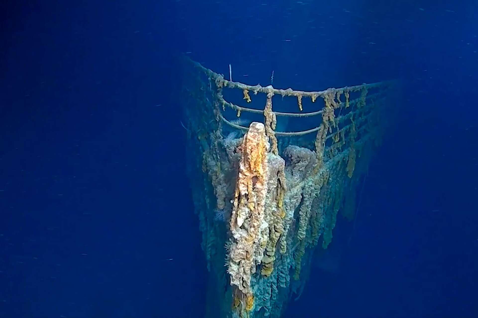 Titanics vrak ligger på 3 800 meters djup. Det var hit turistubåten ämnade ta sig ned.