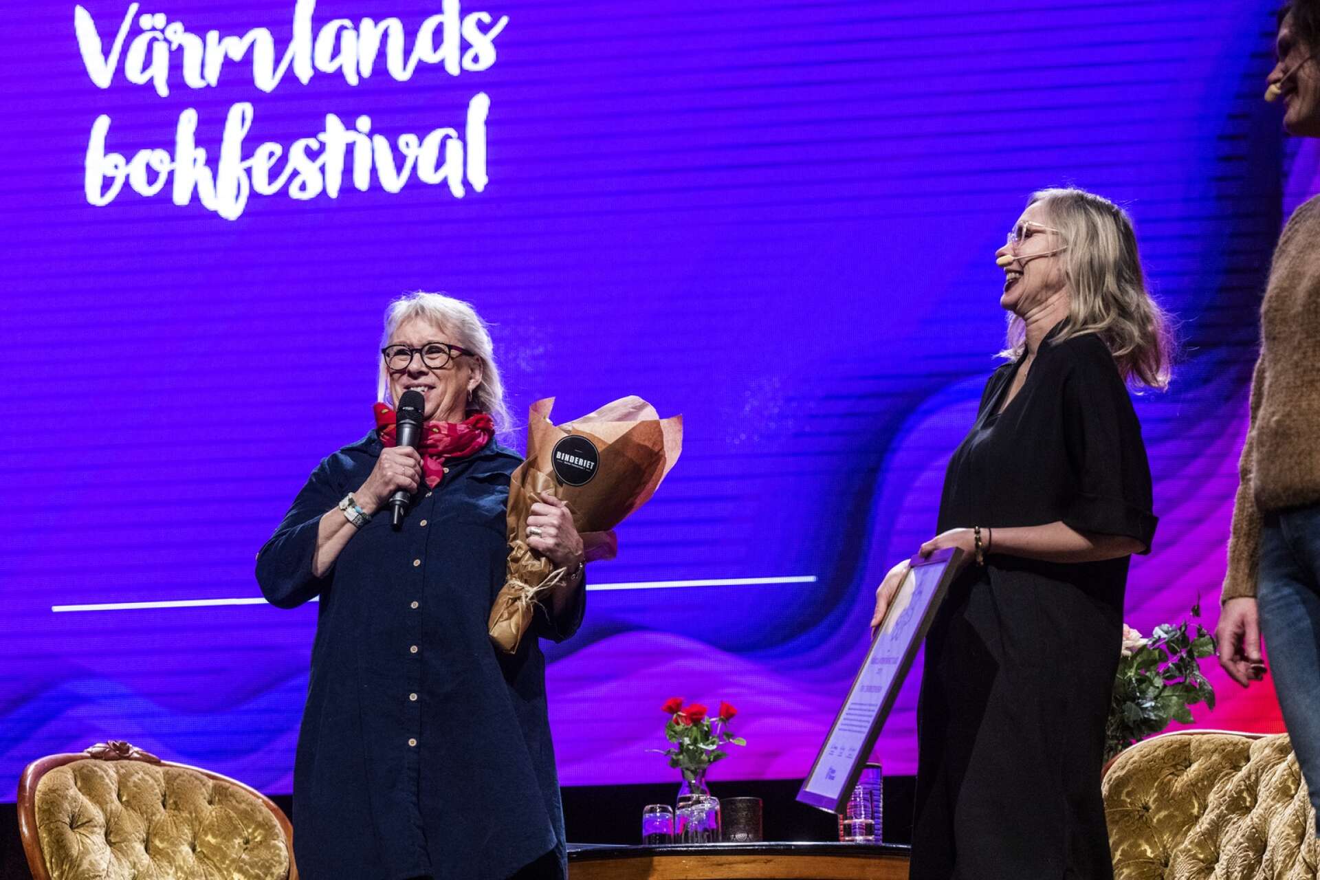 Eva Thorstensson utsågs till Årets Värmlandsförfattare på fredagen. Här får hon blomster och diplom av Sofia Magnusson (S), ordförande i regionens kultur- och bildningsnämnd. 